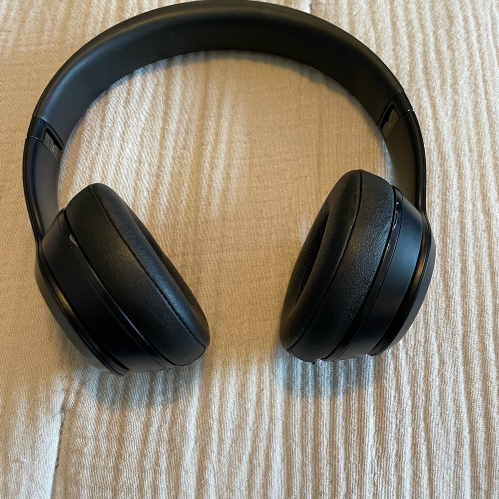 black beats solo 3 comes with case no charger!